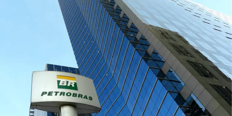 Analista afirma que Petrobras deve pagar dividendos ainda mais altos, apesar da queda no 2T24