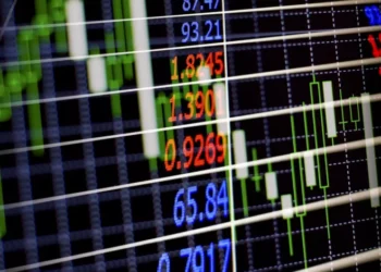 Em relatório bimestral de despesas, Ibovespa fecha em leve alta de olho, enquanto o dólar cai a R$ 5,57