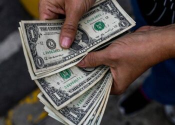 Comcommodities e bolsas de Nova York estão no centro da atenção hoje, enquanto o dólar avança