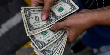 Comcommodities e bolsas de Nova York estão no centro da atenção hoje, enquanto o dólar avança