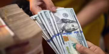 Com a inflação americana sob observação, o dólar hoje aumenta suas perdas e opera abaixo dos R$ 5,50