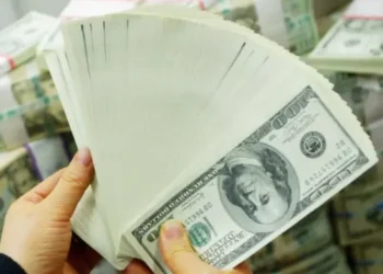 Com o enfraquecimento do dólar e dos juros dos EUA, o ouro fecha em alta moderada