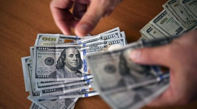 Após a divulgação dos dados de inflação nos Estados Unidos, dólar hoje opera perto da estabilidade