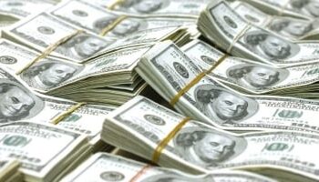 Em meio ao retorno à normalidade comercial, dólar opera hoje em baixa