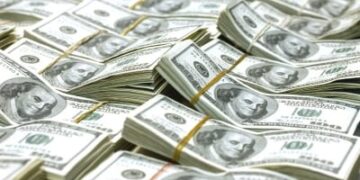 Em meio ao retorno à normalidade comercial, dólar opera hoje em baixa