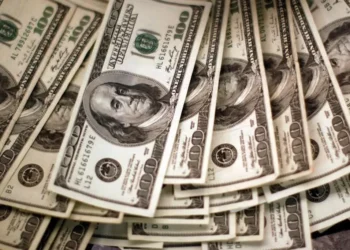 Em um dia de busca por segurança, dólar tem uma leve alta, mas ainda fecha abaixo de R$ 5,50