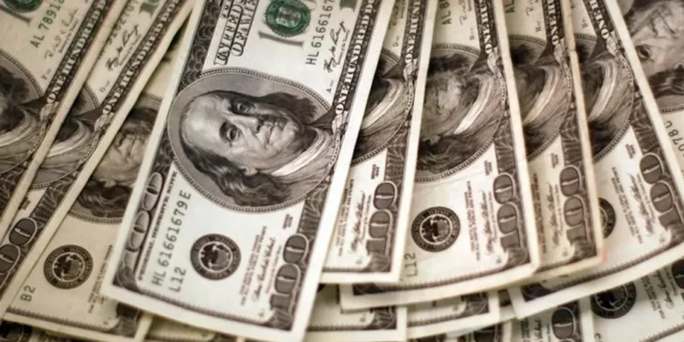Em um dia de busca por segurança, dólar tem uma leve alta, mas ainda fecha abaixo de R$ 5,50