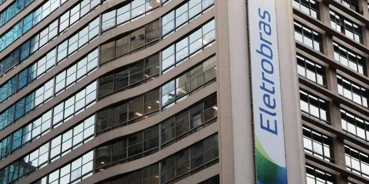 Para participantes do Programa de Demissão Consensual, a Eletrobras (ELET3) oferecerá um ano de remuneração fixa
