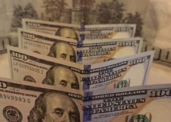 A expectativa de corte nos juros nos EUA após Powell faz com que o dólar à vista caia a R$ 5,47, mas fecha semana em alta