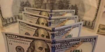 A expectativa de corte nos juros nos EUA após Powell faz com que o dólar à vista caia a R$ 5,47, mas fecha semana em alta