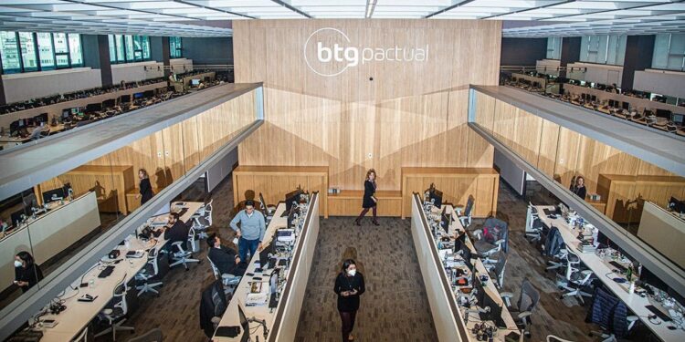 Carteira de dividendos do BTG Pactual inclui uma ação de banco barata e até então “esquecida”; veja o ticker