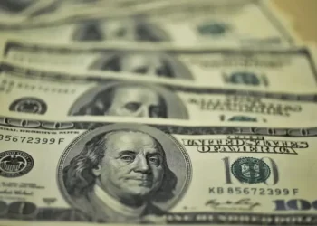 Dólar fecha em queda pelo 6º dia seguido, fechando a R$ 5,45, enquanto o corte de juros nos Estados Unidos está em alta