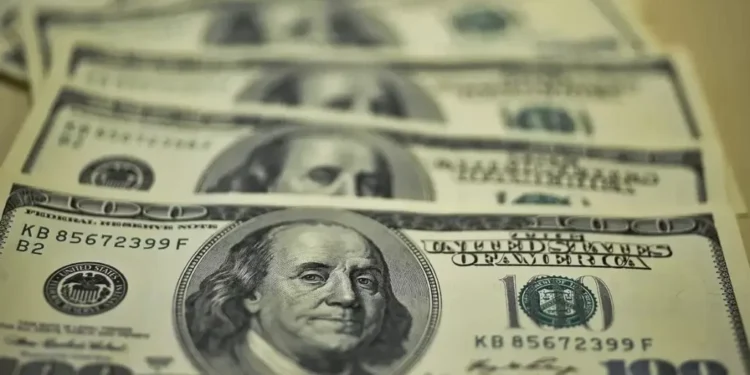 Dólar fecha em queda pelo 6º dia seguido, fechando a R$ 5,45, enquanto o corte de juros nos Estados Unidos está em alta