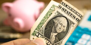 Em meio à fraqueza global, dólar recua mais de 1% frente ao real