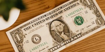 De novo, dólar recua e fecha cotado a R$ 5,62; Ibovespa aumenta quase 1%