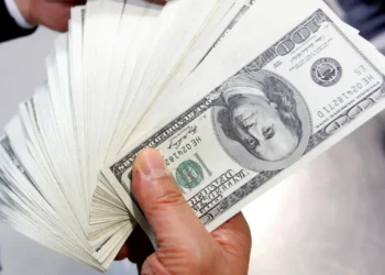 Com dados fortes nos Estados Unidos e realização de lucros, dólar cai a R$ 5,62 e a bolsa recua