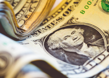 Com falas de diretores do BC e dados nos Estados Unidos, dólar à vista sobe quase 2% e fecha a R$ 5,59