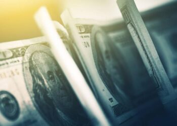 Entre falas de Galípolo e força no exterior, o dólar sobe quase 2% para R$ 5,59