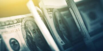 Entre falas de Galípolo e força no exterior, o dólar sobe quase 2% para R$ 5,59