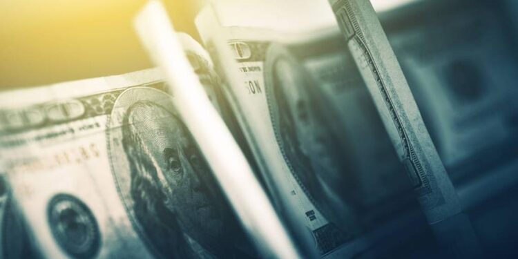 Entre falas de Galípolo e força no exterior, o dólar sobe quase 2% para R$ 5,59