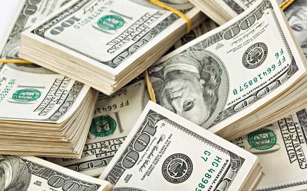 Mesmo após a intervenção do BC, dólar fecha em alta pelo 5º dia seguido; Ibovespa cai