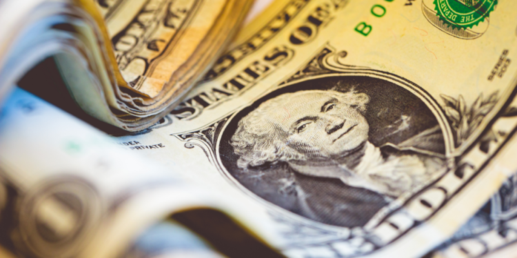 Com falas de diretores do BC e dados nos Estados Unidos, dólar à vista sobe quase 2% e fecha a R$ 5,59