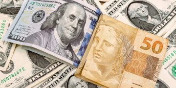 Após as decisões de juros em Brasil e Estados Unidos, dólar abre em alta e vai a R$ 5,67