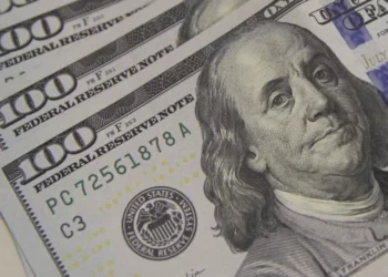 Dólar volta a cair e fecha a R$ 5,46, com uma queda de 0,87% em relação ao real na semana