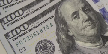 Dólar volta a cair e fecha a R$ 5,46, com uma queda de 0,87% em relação ao real na semana
