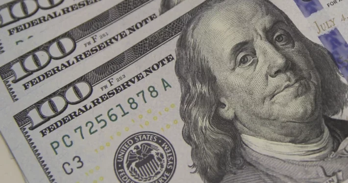 Dólar volta a cair e fecha a R$ 5,46, com uma queda de 0,87% em relação ao real na semana