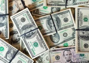 Embora o dólar tenha perdido força, ele ainda fecha em alta, a R$ 5,74, alcançando um novo máximo desde 2021