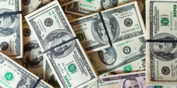 Embora o dólar tenha perdido força, ele ainda fecha em alta, a R$ 5,74, alcançando um novo máximo desde 2021
