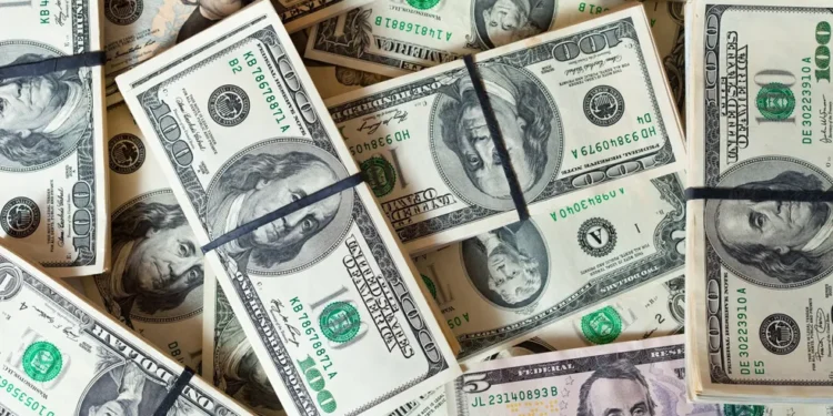 Embora o dólar tenha perdido força, ele ainda fecha em alta, a R$ 5,74, alcançando um novo máximo desde 2021