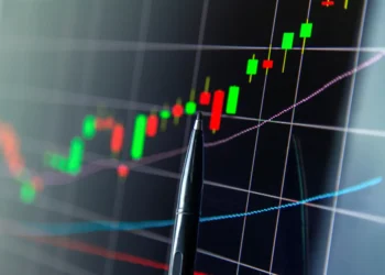 Ibovespa encerra em baixa e retorna aos 125 mil pontos; Vale (VALE3) e Petrobras (PETR4) registram recuo