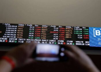 Ibovespa fecha em baixa após atingir sua máxima intradiária, enquanto Vale (VALE3) cai e Petrobras (PETR4) sobe
