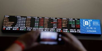 Ibovespa fecha em baixa após atingir sua máxima intradiária, enquanto Vale (VALE3) cai e Petrobras (PETR4) sobe