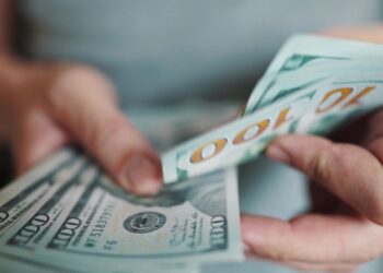 Apesar dos cortes nas taxas de juros, o dólar deve permanecer elevado
