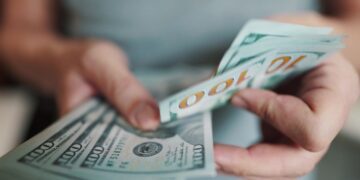 Apesar dos cortes nas taxas de juros, o dólar deve permanecer elevado