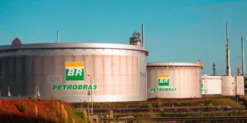 Petrobras (PETR4) assina contratos de afretamento e serviço de US$ 786 milhões para dois navios da Helix
