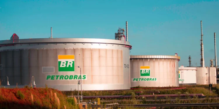 Petrobras (PETR4) assina contratos de afretamento e serviço de US$ 786 milhões para dois navios da Helix