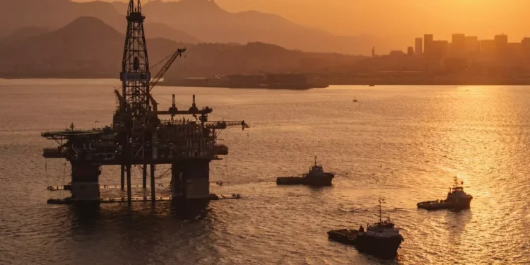 Com a expectativa de afrouxamento monetário nos EUA, o aumento de mais de 2% do petróleo não é suficiente, e commodity termina a semana em queda