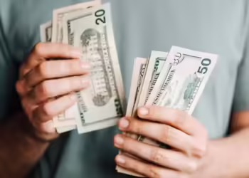 Dólar subiu 1,4% e atingiu o valor mais alto em mais de dois anos