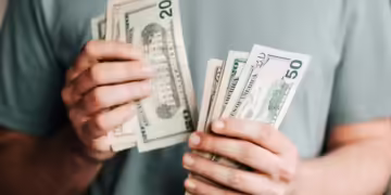 Dólar subiu 1,4% e atingiu o valor mais alto em mais de dois anos