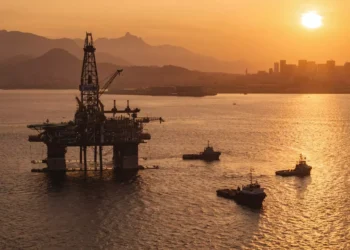 Com estoques nos EUA e conflito no Oriente Médio, preço do petróleo cai pela quarta vez consecutiva