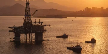 Com estoques nos EUA e conflito no Oriente Médio, preço do petróleo cai pela quarta vez consecutiva