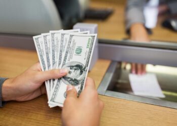 O dólar à vista permanece instável e cai a R$ 5,57