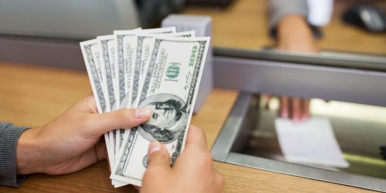 O dólar à vista permanece instável e cai a R$ 5,57
