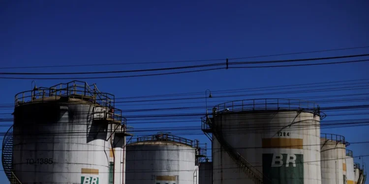 Com o impulso de Petrobras (PETR4) e bancos, Ibovespa fecha em alta pela quinta vez consecutiva