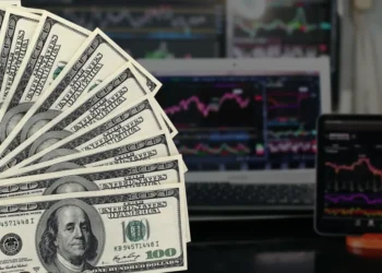 Bolsa e Dólar: um dia de alta e baixa após o caos da “Black Monday”