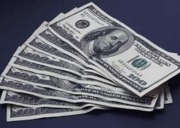 Dólar sobe quase 1%, cotado a R$ 5,55, enquanto o Ibovespa fecha acima dos 137 mil pontos, um novo recorde